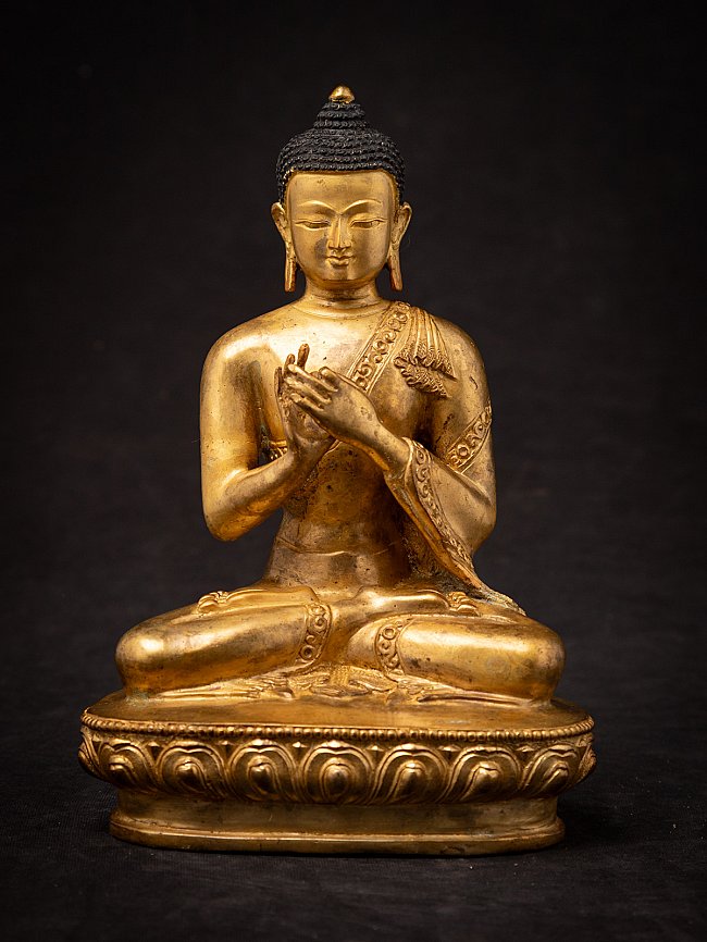 Nepalesische Buddha-Statue aus Bronze, sitzend in Dharmachakra-Mudra, Frontalansicht auf Lotus-Sockel