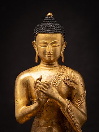 Nahaufnahme des Oberkörpers der Bronze-Buddha-Statue, Hände in Dharmachakra-Mudra