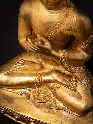 Detail der Hände in Dharmachakra-Mudra und der gekreuzten Beine auf dem Lotus-Sockel