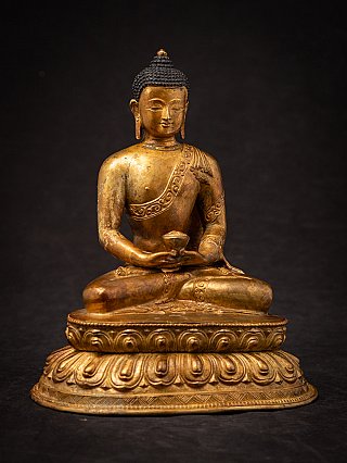 Sitzende nepalesische Bronze-Buddha-Statue auf Lotussockel, leicht gedrehte Frontansicht