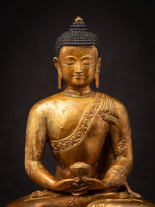 Nahaufnahme des Buddha-Gesichts mit Lockenhaar und langen Ohrläppchen, Nepal-Bronze