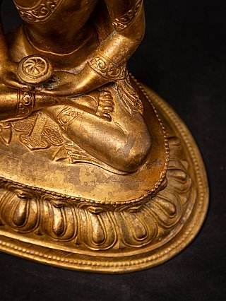 Detail von Knie, Armreif und Lotussockel der Bronze-Buddha-Statue aus Nepal