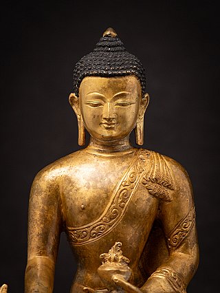 Nahaufnahme des Gesichts der nepalesischen Medizin-Buddha-Statue mit Lockenhaar