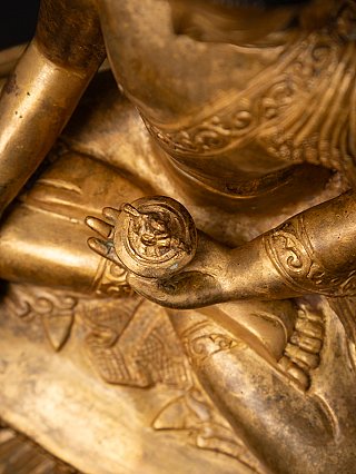 Nahaufnahme der Hand mit Schale im Schoß der Bronze-Medizin-Buddha-Statue