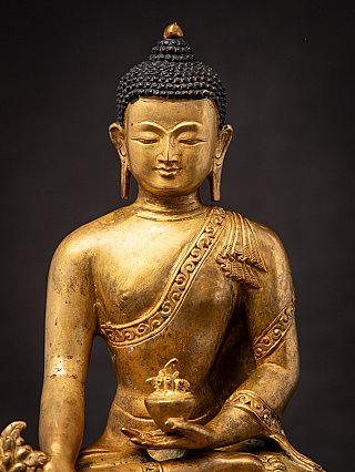 Detail van het front van de Nepalese bronzen Medicijnboeddha, gezicht en kom zichtbaar