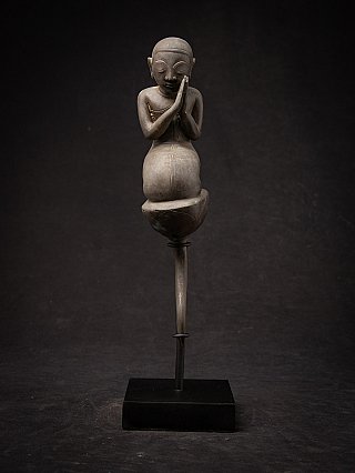 Bronze-Mönchsstatue aus Burma (Myanmar), Frontalansicht mit Namaskara-Mudra auf Sockel