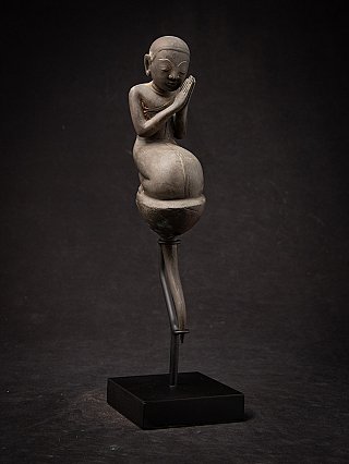Burmesische Bronze-Mönchsstatue auf schwarzem Sockel, Dreiviertelansicht mit gefalteten Händen