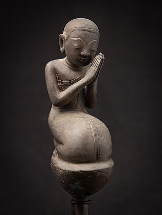 Bronze-Mönchsfigur, Nahaufnahme von Kopf und Oberkörper mit gefalteten Händen