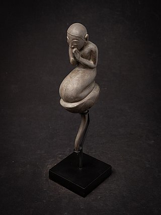 Bronze-Mönchsstatue auf Sockel, erhöhte Perspektive in Dreiviertelansicht