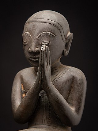 Nahaufnahme der Bronze-Mönchsfigur mit Namaskara-Mudra, Hände im Mittelpunkt