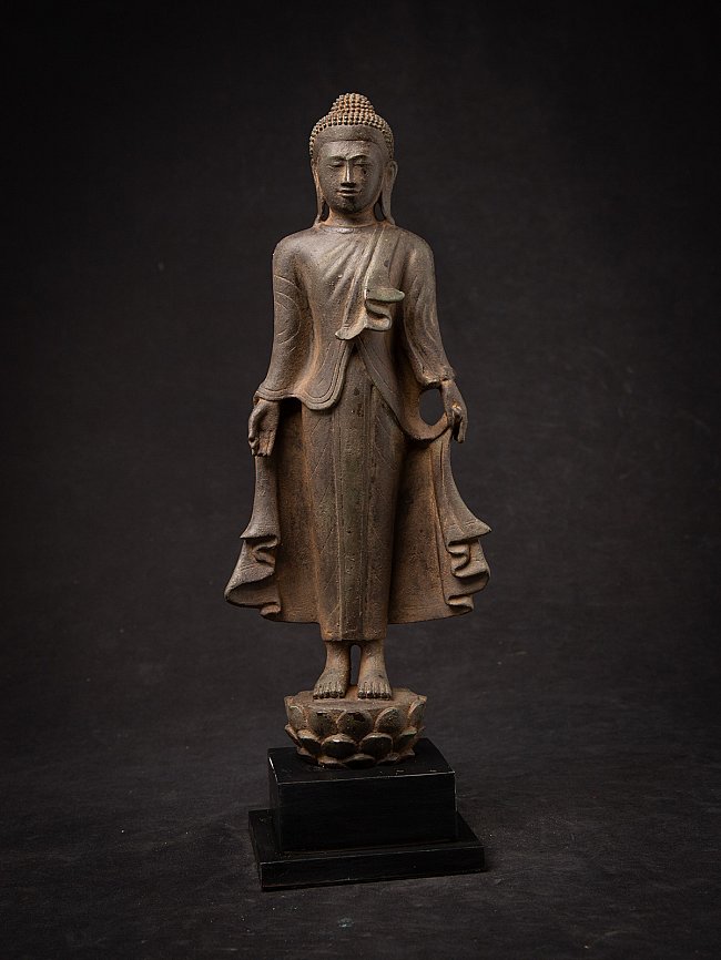 Mandalay-Buddha-Statue aus Bronze aus Myanmar, stehend auf Lotossockel in Frontalansicht