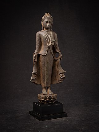 Burmesische Mandalay-Buddha-Statue aus Bronze, stehend auf Lotossockel in leichter Schrägansicht