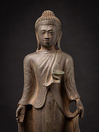 Nahaufnahme von Gesicht und Brust der Mandalay-Buddha-Statue aus Bronze