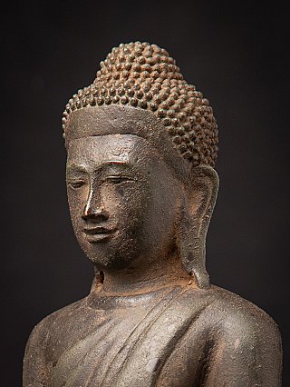 Dreiviertel-Detail des Kopfes der Mandalay-Buddha-Statue aus Bronze mit Haarlocken