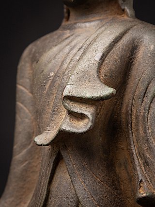 Detail der Gewandkante auf der Brust der Mandalay-Buddha-Statue aus Bronze