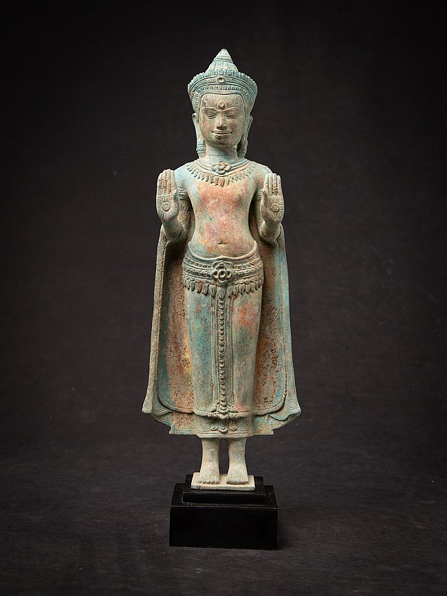 Staand Cambodjaans bronzen Boeddhabeeld met beide handen in abhaya mudra, vooraanzicht