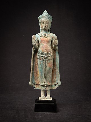 Staand Cambodjaans bronzen Boeddhabeeld met beide handen in abhaya mudra, vooraanzicht