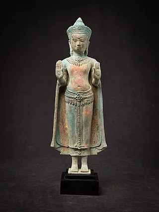 Staand Cambodjaans bronzen Boeddhabeeld met beide handen in abhaya mudra, vooraanzicht