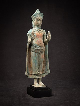 Cambodjaans bronzen Boeddhabeeld staand, driekwartaanzicht met abhaya mudra