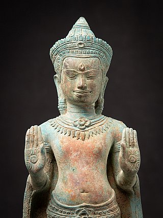 Detail van het gezicht en beide handen van het Cambodjaanse bronzen Boeddhabeeld
