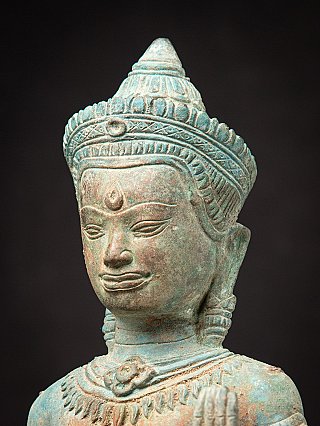 Driekwartdetail van het gezicht van een Cambodjaans bronzen Boeddhabeeld