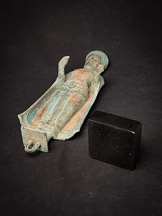 Bronzen Boeddhabeeld uit Cambodja liggend met losse sokkel ernaast, schuin aanzicht