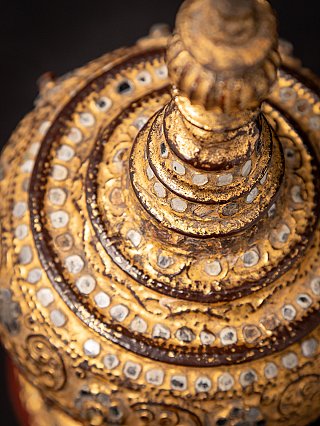 Close-up of the upper tiers with mirrored inlays and gilded bands