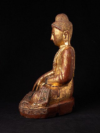 Zittend houten Boeddhabeeld uit Myanmar, zijaanzicht met zichtbare craquelé in de romp en sokkel