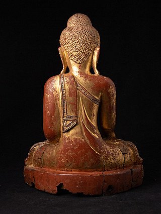 Achterzijde van het houten Mandalay Boeddhabeeld met vergulde rug en roodbruine sokkel