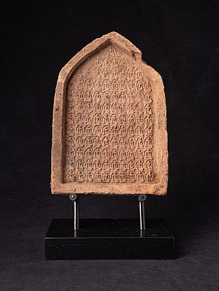 Birmese votieftablet uit de Bagan-periode op metalen steun, voorzijde met reliëf