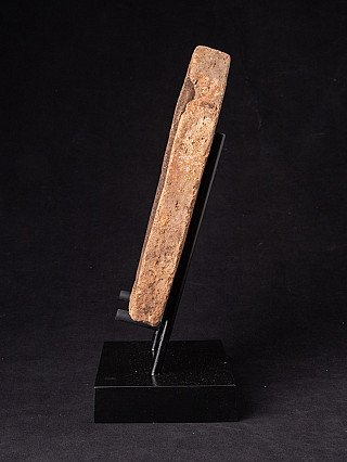 Zijkant van de Bagan votieftablet, dikte en ruwe rand op metalen steun