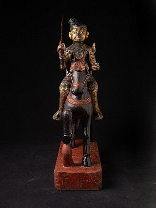 Antike Nat-Statue aus Holz aus Myanmar auf Pferd, Vorderansicht mit Schwert und rotem Sockel