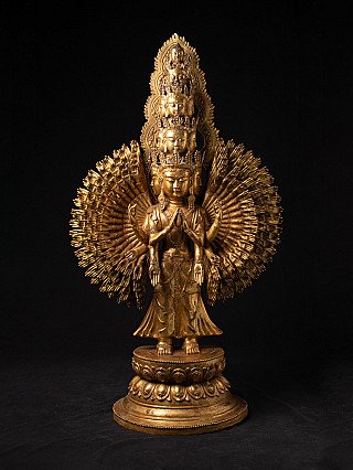 Bronze-Avalokiteshvara-Statue aus Myanmar, stehend auf Lotussockel, frontal mit Namaskara-Mudra