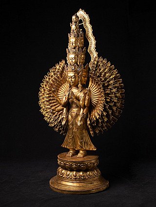 Avalokiteshvara-Statue aus Bronze, Dreiviertelansicht mit Haloring und seitlichen Gesichtern