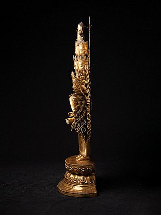 Avalokiteshvara aus Myanmar in Seitenansicht, mit fächerförmigen Armen und hoher Kopfform