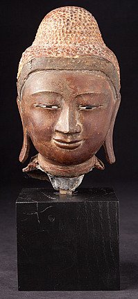 Bronzen Boeddhahoofd uit Birma (Myanmar), Mandalay-stijl, frontaal op zwarte sokkel