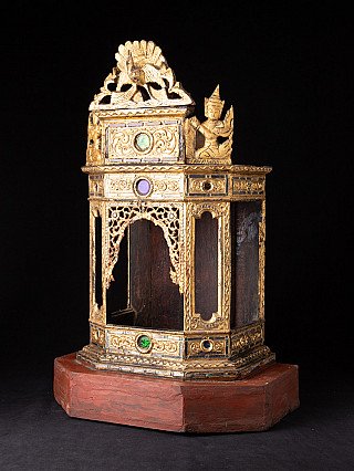 Houten tempel uit Burma met vergulde randdecoratie en open boog, driekwartaanzicht