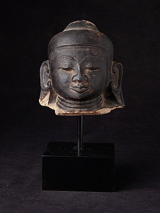 Zandstenen Boeddhahoofd uit Burma (Myanmar), Ava-stijl, op zwarte sokkel, vooraanzicht