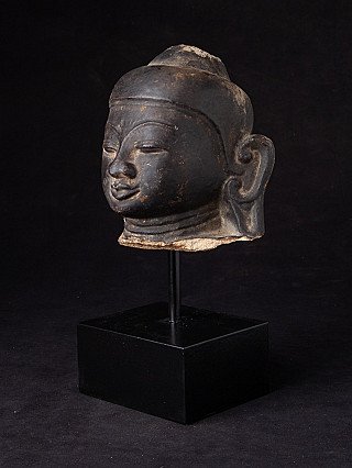 Boeddhahoofd in zandsteen (Myanmar), Ava-periode, schuin van links met zicht op oor en wang