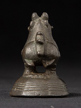 Bronzen opiumgewicht uit Birma (Myanmar), achteraanzicht met staart en geribbelde sokkel