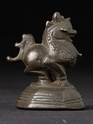 Opiumgewicht van brons uit Birma (Myanmar), dierfiguur met gegraveerde flank in zijaanzicht