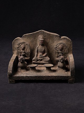 Nepalesischer Holz-Buddha-Schrein mit sitzendem Buddha und zwei Tierfiguren, frontal