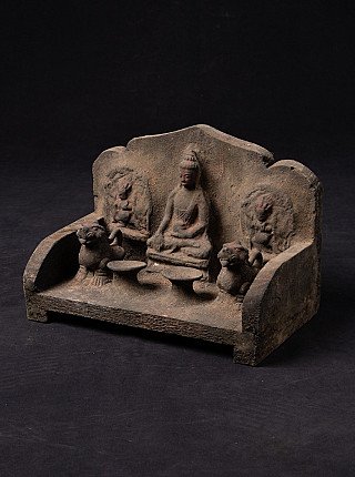 Buddha-Schrein aus Holz aus Nepal mit sitzendem Buddha, Dreiviertelansicht links