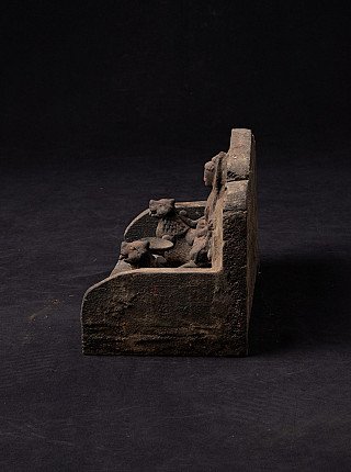 Seitenansicht des nepalesischen Buddha-Schreins aus Holz mit Reliefs und Tierfiguren
