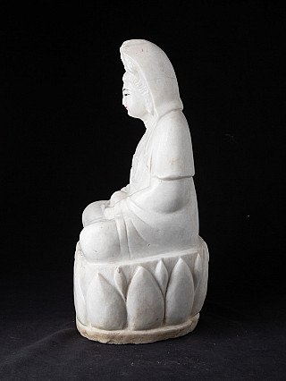 Marmeren Guan Yin-beeld uit Myanmar in zittende houding, linker zijaanzicht op lotussokkel