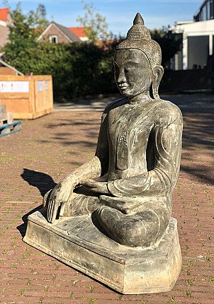 Buddha-Statue aus Bronze aus Myanmar, Dreiviertelansicht mit Hand zur Erde