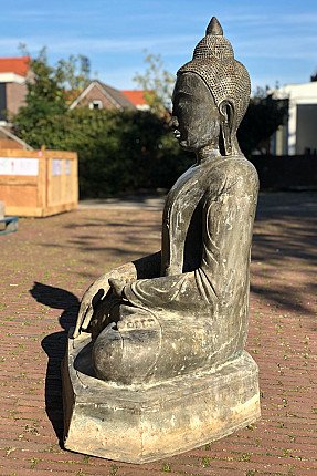Grosse Buddha-Statue aus Bronze, Seitenansicht mit langem Ohrläppchen und Haarknoten