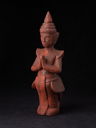 Houten Nat-beeld uit Burma (Myanmar), driekwartaanzicht met gevouwen handen
