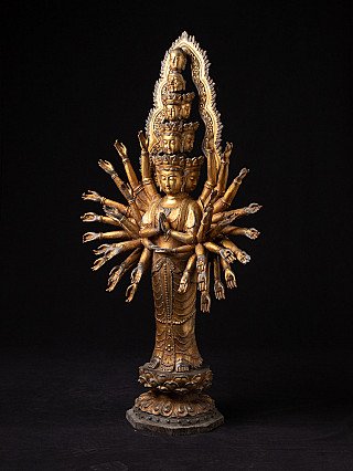 Avalokiteshvara-Statue aus Bronze, stehend auf Lotussockel, Dreiviertelansicht mit Armkranz