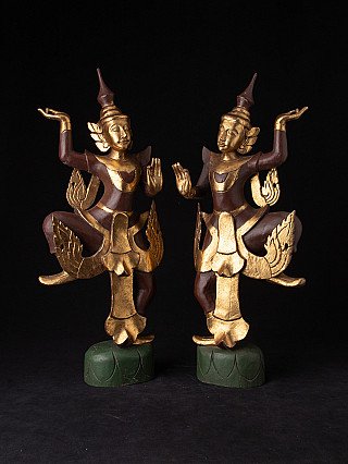 Paar burmesische Holz-Tanzfiguren, frontal, mit goldfarbenen Details und grünen Sockeln